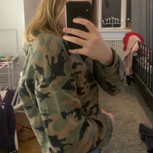 Kamouflage magtröja strl xs/s lager 157 - Kamouflage färgad magtröja med fleece inuti (dock har den blivit nopprig inuti). Mysig och i bra skick. Inga fickor. Storlek xs/s från lager 157. Pris kan diskuteras 