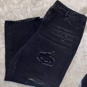 Stentvättade jeans med lite slitningar, lösare passform 