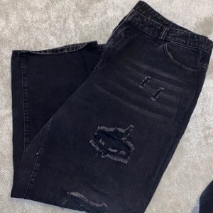 Stentvättade jeans  - Stentvättade jeans med lite slitningar, lösare passform 