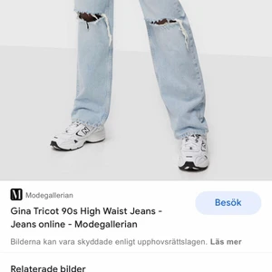 90s Jeans med hål i knäna från Gina - Näst intill nya 90s jeans från Gina, säljer då dem är förstora för mig tyvärr. De är i storlek 36🙂 köparen står för frakt.