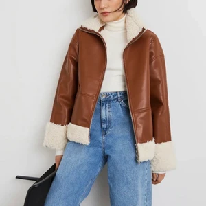 Jacka i fakeskinn  - Supersnygg brun fake-skinnjacka från Gina tricot i storlek S, lite oversized som på bilden. Slutsåld online! Aldrig använd, till och med lappen kvar. Säljer för 200 kr billigare än nypris. Köparen står för frakt 🧚‍♀️