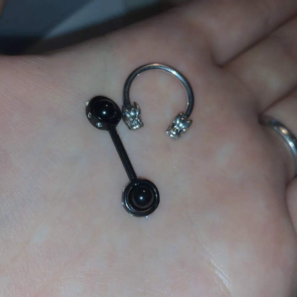Nipple piercing, aldrig använd (endast den svarta är kvar) 40kr + frakt 💕. Accessoarer.