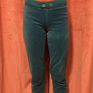 Blå byxor - Byxorna är alldeles för korta på mig och sitter inte så bra❤️