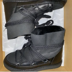 Inuikii skor - Jättefina och snygga. Bild 1 är tagen när de va helt nya💗 bud 1300🥰