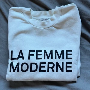 Tröja från CARIN WESTER - Fin, vit tröja från Carin Wester med text på franska. Använd fåtal gånger. Den är varm & mysig! Stämmer i storlek. 