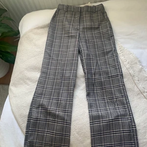 Populära rutiga byxor - Noppriga men inget som syns på mönstret. Medelhögmidja. Snygg second hand look