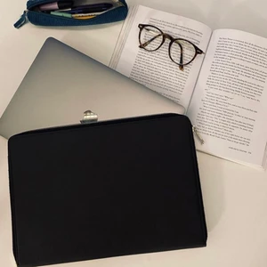 Datorfodral från Amaze Case UF - Hej! Här är våra datorfodral från Amaze Case UF. Ett snyggt, stilrent och praktiskt datorfodral🖤 Passar för alla datorer upp till 13.3” tum🖤 Köpare står för frakten🖤