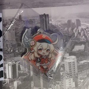 klee nyckelring genshin impact - helt ny genshin impact keychain! karaktär: klee! ej tagen ur plasten och har plast på nyckelringen som man drar av för en fläckfri nyckelring!