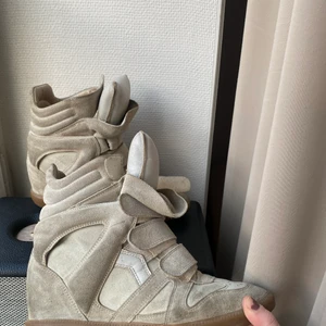Isabel Marant skor - Säljer mina beiga Isabel Marant skor, storlek 39, men passar 38 också. Använda en del men inga större skador. 💖 Fraktar / möts upp i Sthlm (pris kan diskuteras)