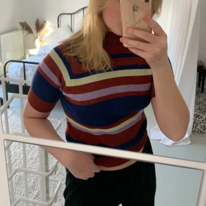 Glittrig topp från zara - Glittrig topp från Zara. Liten krage. Perfekt partytopp. Stl M.