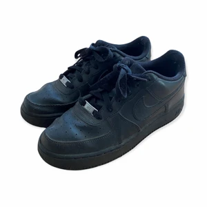 Nike Air Force 1 - Ett par svarta nikies F1. Väl använda men funkar fint fortfarande. Storlek 39. Säljer då de blivit för små för mig. Fråga mig för fler bilder gällande sulorna osv. De är i 5/10 i skick. Frakten är spårbar med PostNord!