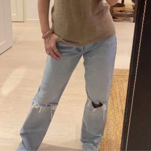 Säljer mina helt nya midrise jeans med hål ifrån Zara! Endast testade dock är alla lappar avklippta❤️ köpare står för frakten ❤️