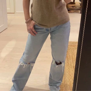 Zara jeans  - Säljer mina helt nya midrise jeans med hål ifrån Zara! Endast testade dock är alla lappar avklippta❤️ köpare står för frakten ❤️