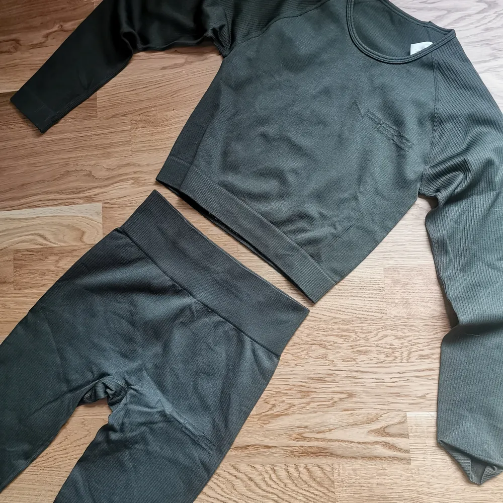 Militärgrönt träningsset med ribbad tröja och tights. Aldrig använda, storlek s (36-38) . Toppar.