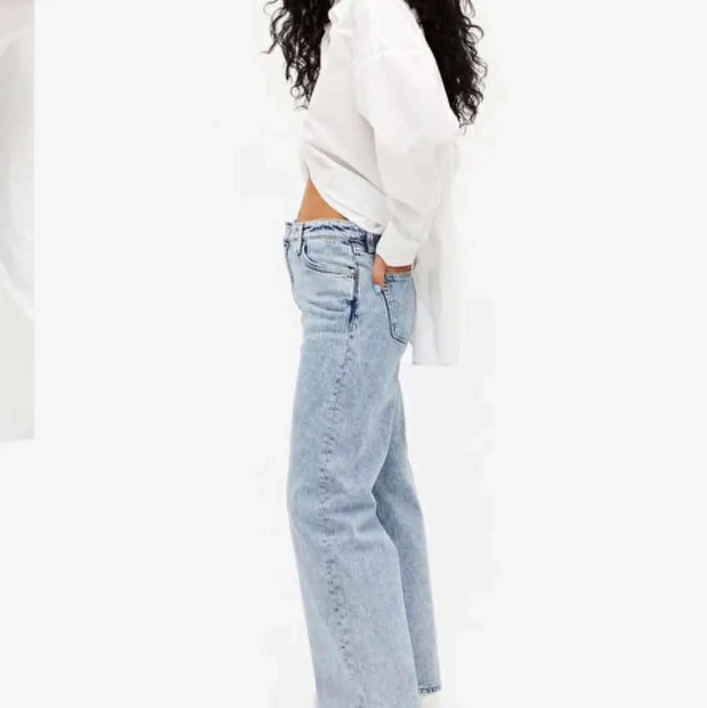 Ett par jeans från monki i modellen Yoko som inte kommer till användning längre, bra skick. . Jeans & Byxor.