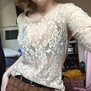 Långärmad tröja  - JÄTTEfin tröja som är krämvit/beige i färgen. Tyget är tunt och väldigt mjukt så den är superskön! Köpt secondhand, bra skick. Skulle passa riktigt bra till layering. Står storlek M men passar även mindre storlekar, beroende på hur man vill att den ska sitta <3 frakt tillkommer