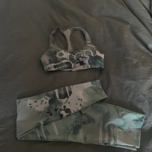 Träningsset  - Sport-bh och träningstights från aimn. Tightsen i strl S och bh i strl m. Kan inte hitta några skavanker på någon av dem