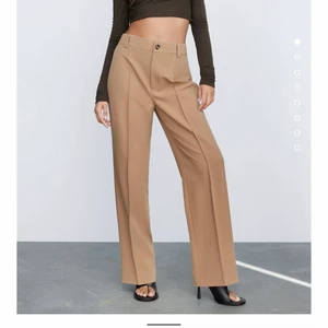 Populär slutsåld zara byxa - Populär slutsåld byxa från zara i storlek L. Sitter sååå snyggt! Frakt tillkommer. Aldrig använda, prislapp kvar