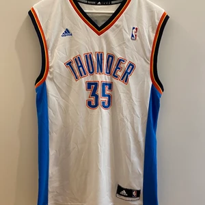 Basketlinne Adidas, Strl. S - Basketlinne Adidas, Oklahoma City Thunder - #35 Kevin Durant. Storlek S. Fint skick.