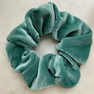 Turkos scrunchie  - Superhärlig turkos scrunchie i sammetsmaterial. Stretchig och superfin i håret. Väldigt skonsam för håret då det aldrig blir trassligt eller liknande när man sätter upp en tofs med den. Passar perfekt på sommaren i håret eller bara runt handleden. Mitt pris 30kr. GRATIS frakt då den skickas i ett vanligt kuvert!!