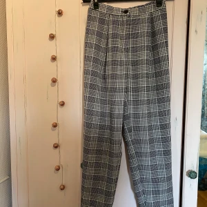 Rutiga kostymbyxor  - Lösa rutiga kostymbyxor. Storlek 34, men skulle säga att de är stora i storleken. (Passar mig som oftast har 36/38).
