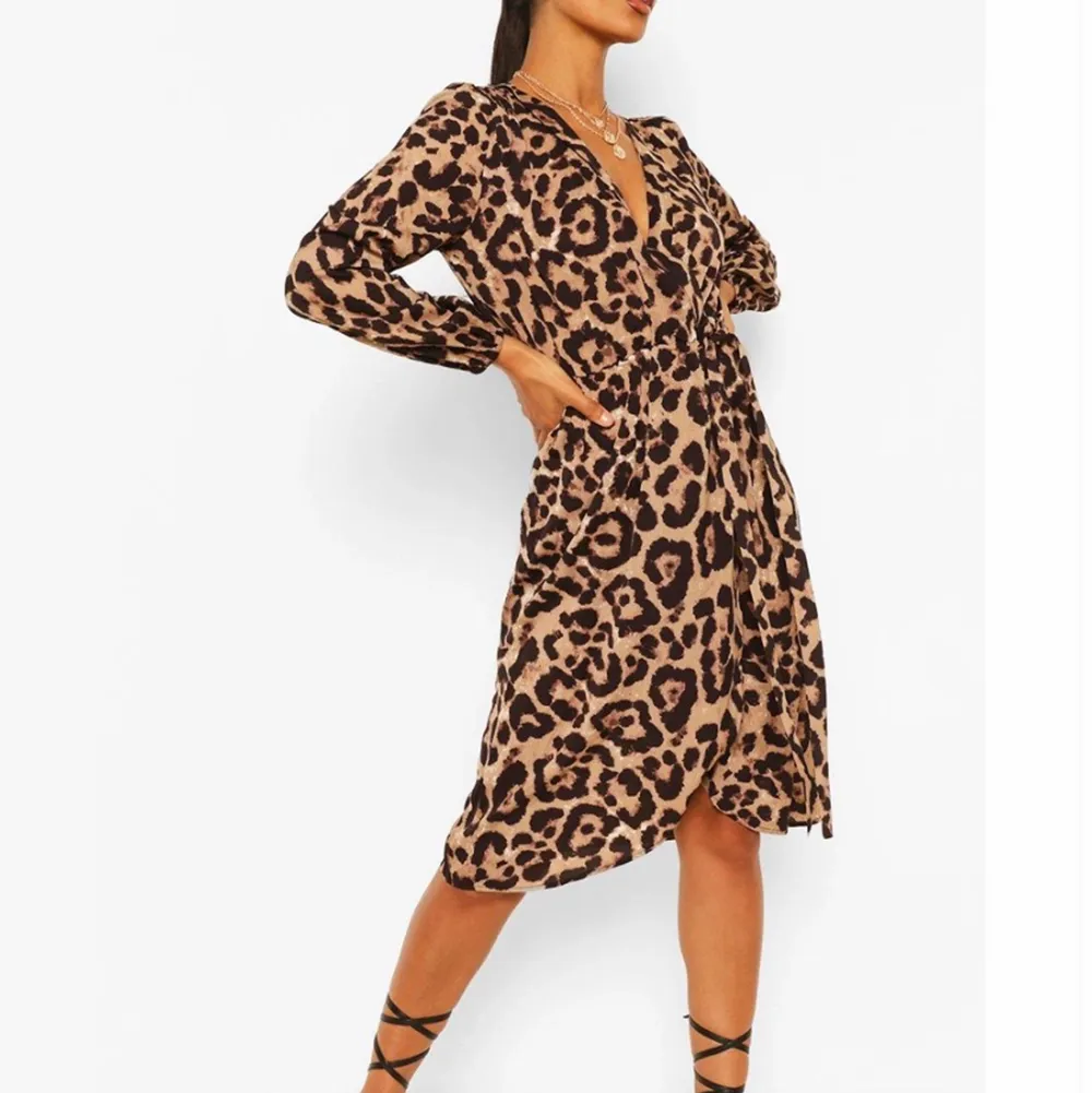 Leopardmönstrad midi klänning (HELT OANVÄND). Skärp i midja som ger en snyggfigur. Långa ärmar. Från boohoo.. Klänningar.