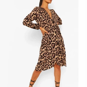 Leopardmönstrad midi klänning - Leopardmönstrad midi klänning (HELT OANVÄND). Skärp i midja som ger en snyggfigur. Långa ärmar. Från boohoo.