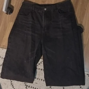 Svarta jeans - Svarta/lite gråa jeans i storlek L men sitter som M på mig. Jag är 175+ och dem sitter ner till foten på mig (ganska baggy). Säljer för 100kr + frakt (pris kan diskuteras) 