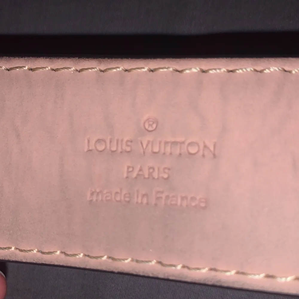 Min killes gamla Louis Vuitton bälte, a kopia, lite slitet men inga större skador kan diskutera pris vid snabb affär. Bältet är ca 1,20cm men om det inte passar kan man göra egna hål med en sax eller kniv.. Accessoarer.