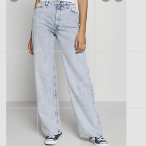 Raka ljusa jeans monki - Säljer dessa superfina jeans ifrån monki i modellen ”yoko”. Ljusa och fina i färgen och passformen är 👌🏻. Storlek 24 (xs), bra skick, säljes för de ej används. 💓 hör av dig privat vid intresse/fler bilder.