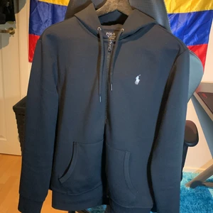 Polo Ralph Lauren full zip hoodie  - Det är bara 5 månader, det nye använd ofta. Den är s men passar m. Jag säljer det för att jag har trönntat på den.