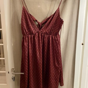 Prickig klänning - Fin klänning från Zara i prickigt mönster. Bra skick! Köparen står för frakten. 