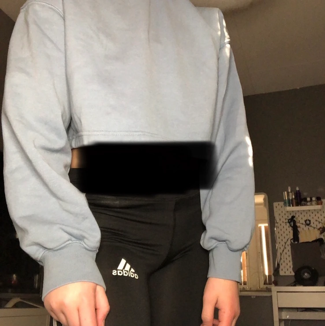 Blå cropotoppad collegetröja