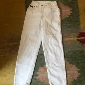 Vintage vita jeans som jag har sytt in i midjan. Superfin jeanskvalitet, Armaniliknande design. Passar bra i längden på mig som är 172. 
