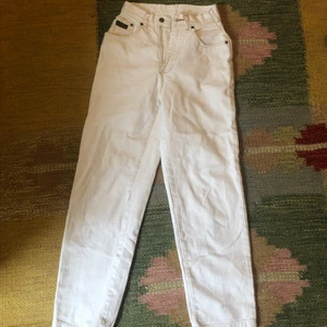 Vintage vita jeans  - Vintage vita jeans som jag har sytt in i midjan. Superfin jeanskvalitet, Armaniliknande design. Passar bra i längden på mig som är 172. 