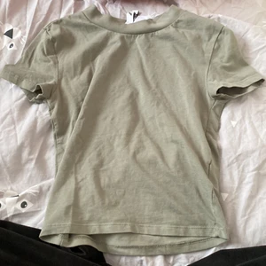 Grön topp - En topp eller t-shirt som är grön och från h&m. Sitter lite tajt på mig så skulle säga att den är 164/170 istället. 👩🏼❤️ jag säljer för 10 och köpte den för 80kr. Frakten betalar ni för 