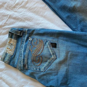 Lågmidjade jeans - Trendiga lågmidjade jeans som kommer vara supersnygga till sommaren! Dock är dem lite trasiga i en hälla därav lägra pris men ingenting som syns när byxorna är på. Lagom längd på mig som är ca 165cm. Köparen står för frakten. 