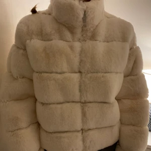 Vit pälsjacka från J.STARA - En vit och SÅ mjuk pälsjacka som köptes i vintras för 599kr men aldrig använts (inte riktigt min stil längre)! Står i storlek L men är som en M. 
