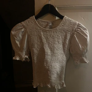 Topp från &otherstories - Söt topp i stretchig resår med puffärmar. Köparen står för frakt!(51)