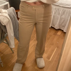 Beiga kostymbyxor  - Superfina kostymbyxor, oanvända så i bra skick. Från märket Marie philippe. 166kr inklusive spårbar frakt på 66kr. 