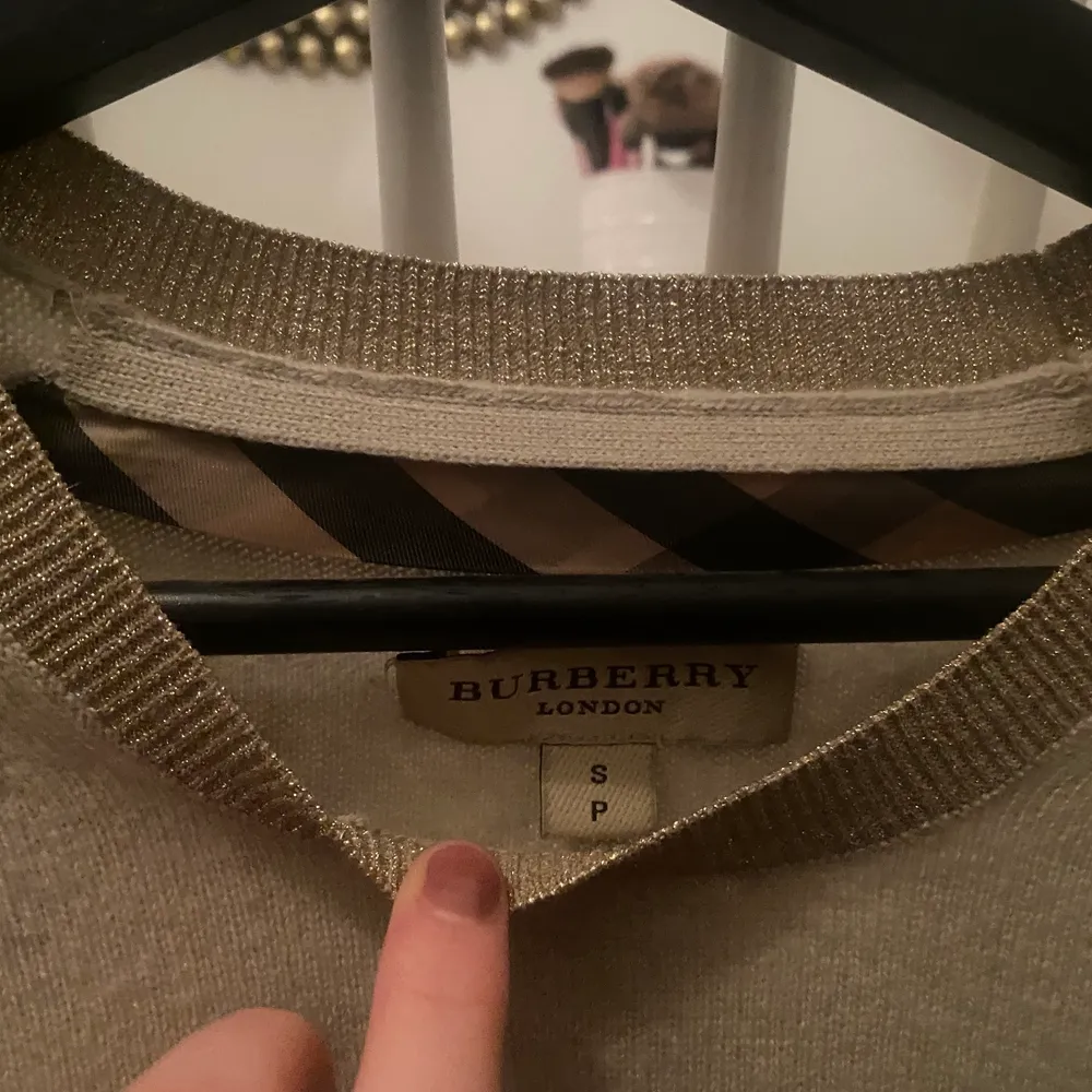 Så fin stickad tröja ifrån burberry, 100% cashmere. Har Tyvär ett hål på bakre ärm. Syns inte om man drar upp ärmarna lite men därav priset.. Stickat.