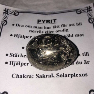 Pyrit  - Säljer denna fina pyrit som är cirka 3*1,5cm. Säljs för 50kr då den var ganska dyr, frakt på 12kr tillkommer.