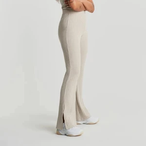 Byxor med slits - Beige ribbade byxor med slits från Gina tricot, finns inte längre att köpa på hemsidan. Storlek S, knappt använda.