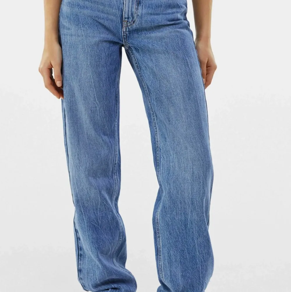 Ett par jätte snygga straight Bershka jeans använda ett fåtal gånger, i storlek 36. Jag har köpt jeansen för 359, börja buda på 180. Köp direkt för 225+frakt.💗😍. Jeans & Byxor.
