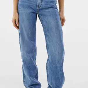 Ett par jätte snygga straight Bershka jeans använda ett fåtal gånger, i storlek 36. Jag har köpt jeansen för 359, börja buda på 180. Köp direkt för 225+frakt.💗😍