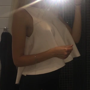 Sommar topp - En riktig snygg sommartopp! Men gått och blivit för liten för mig då storleken är XS. 