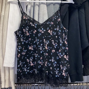 Sommartopp  - En supersöt topp som passar perfekt till sommaren. Köpt på hm. Använd typ 2-3 gånger. För fler bilder eller frågor är det bara att skriva💗köparen står för frakten!!