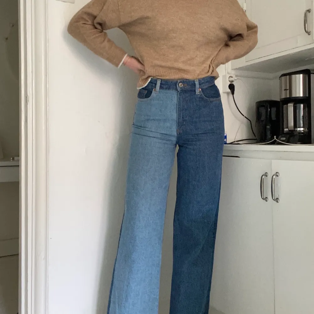 Säljer mina balla Zara jeans i storlek 38! Använda exakt två gånger. Rak passform, långa ben och hög midja✨. Jeans & Byxor.