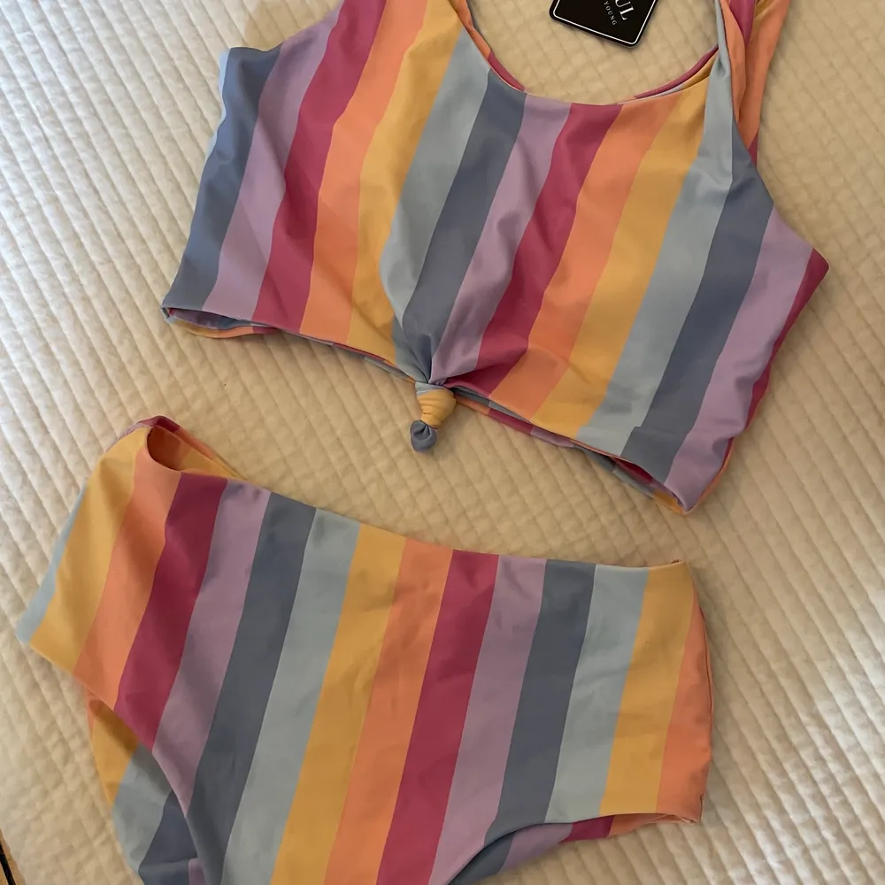 Superfin bikini i underbara färger som aldrig är använd då den är för stor. 💙🤍💖. Övrigt.