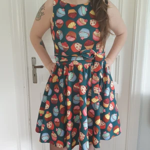 Lady Vintage Grön Cupcake Klänning Storlek (Stor) 14 - Grön Rockabillyklänning med cupcakesmönster